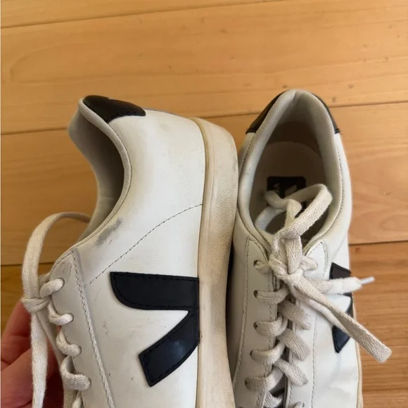 Veja Esplar Leather Low-Top Sneaker - Picture 5 of 6